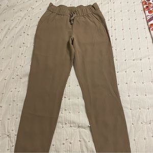 Lululemon On The Fly Woven khaki pants size 4